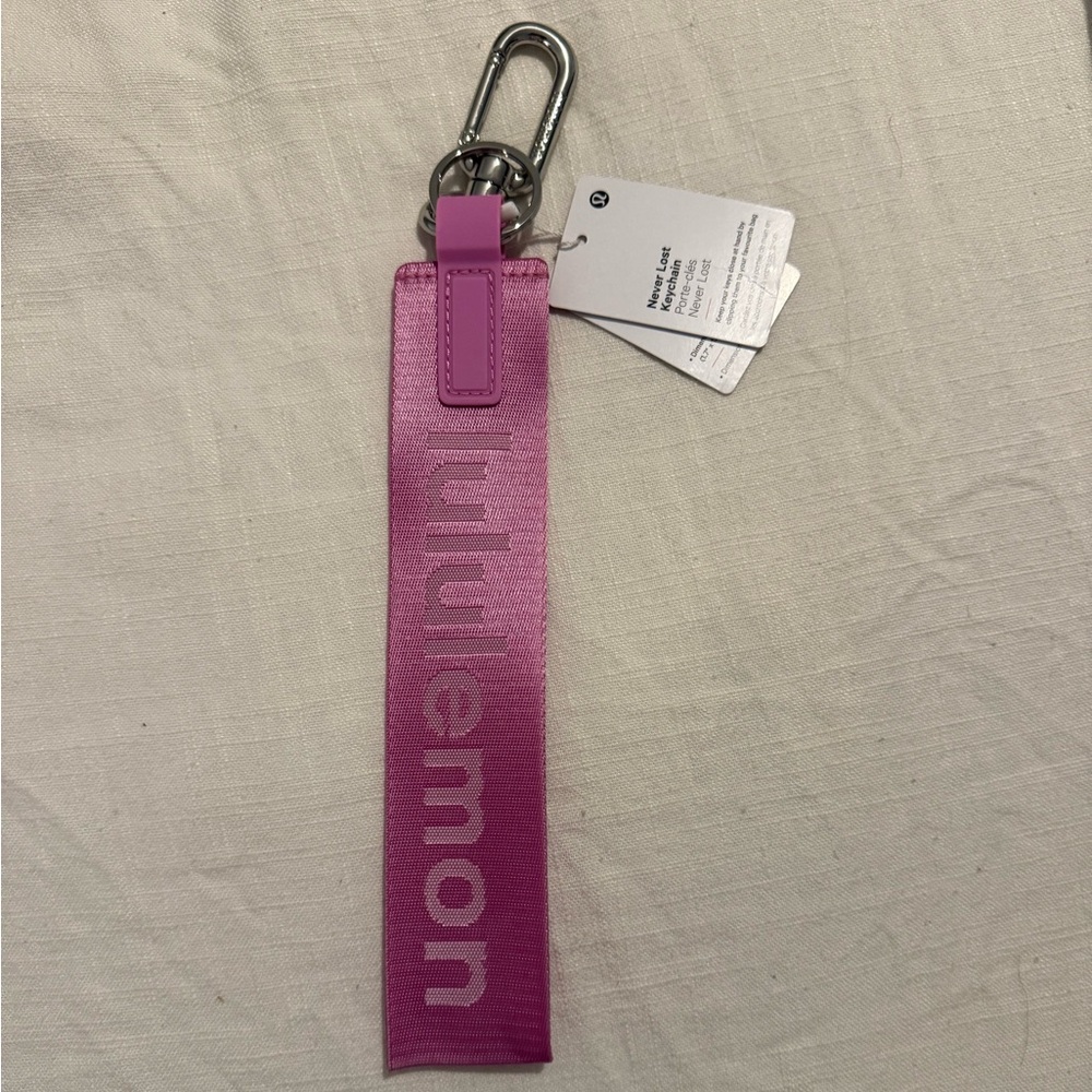 NWT lululemon never lost keychain